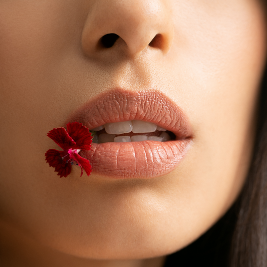 Effortlessly Chic “Bitten Lip” Look 💋